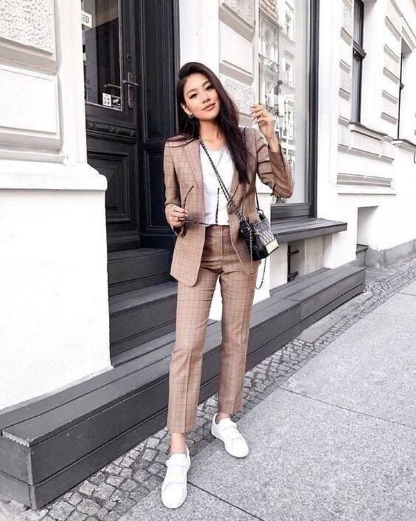 Des arcs spectaculaires avec un costume femme printemps-été 2026 - de nouvelles idées d'images printemps-été