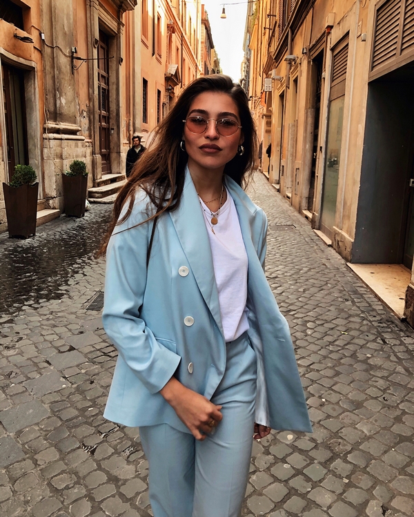 Des arcs spectaculaires avec un costume femme printemps-été 2026 - de nouvelles idées d'images printemps-été