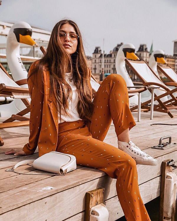 Des arcs spectaculaires avec un costume femme printemps-été 2026 - de nouvelles idées d'images printemps-été