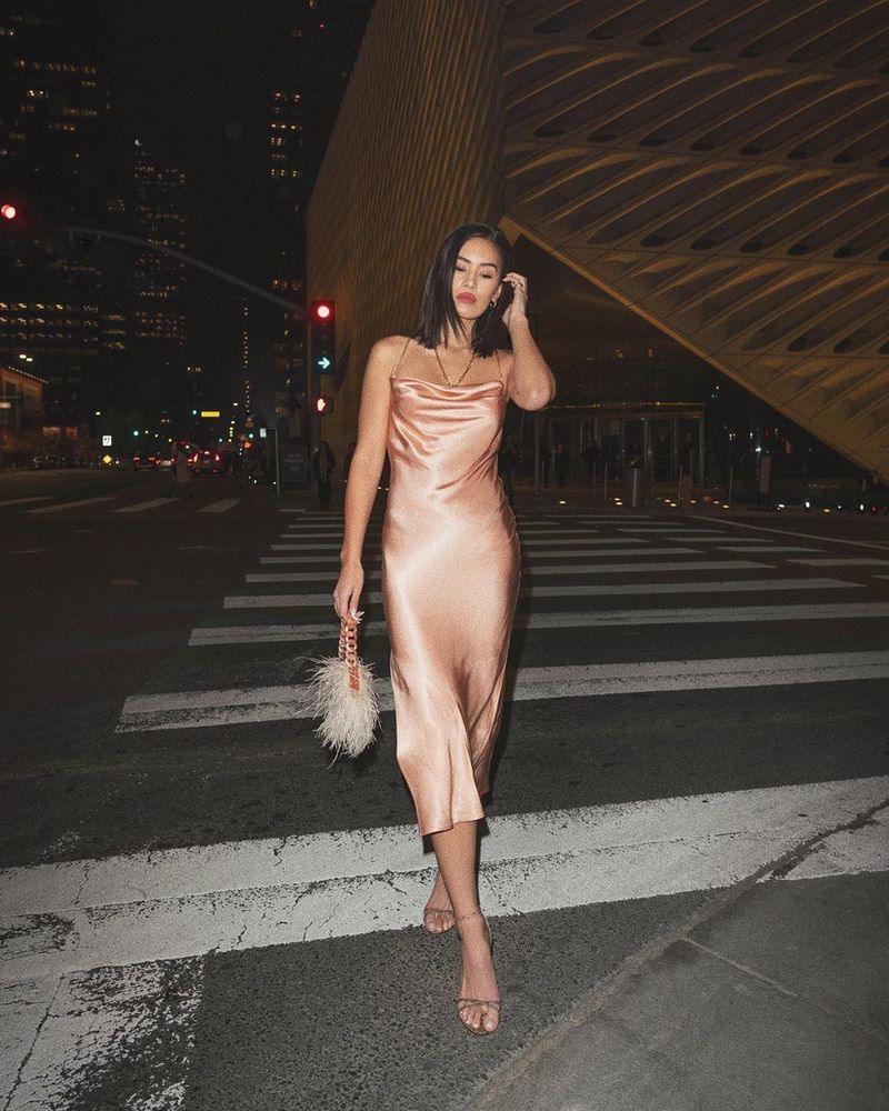 Abiti di raso affascinanti 2025-2026. I migliori nuovi abiti luccicanti e scintillanti