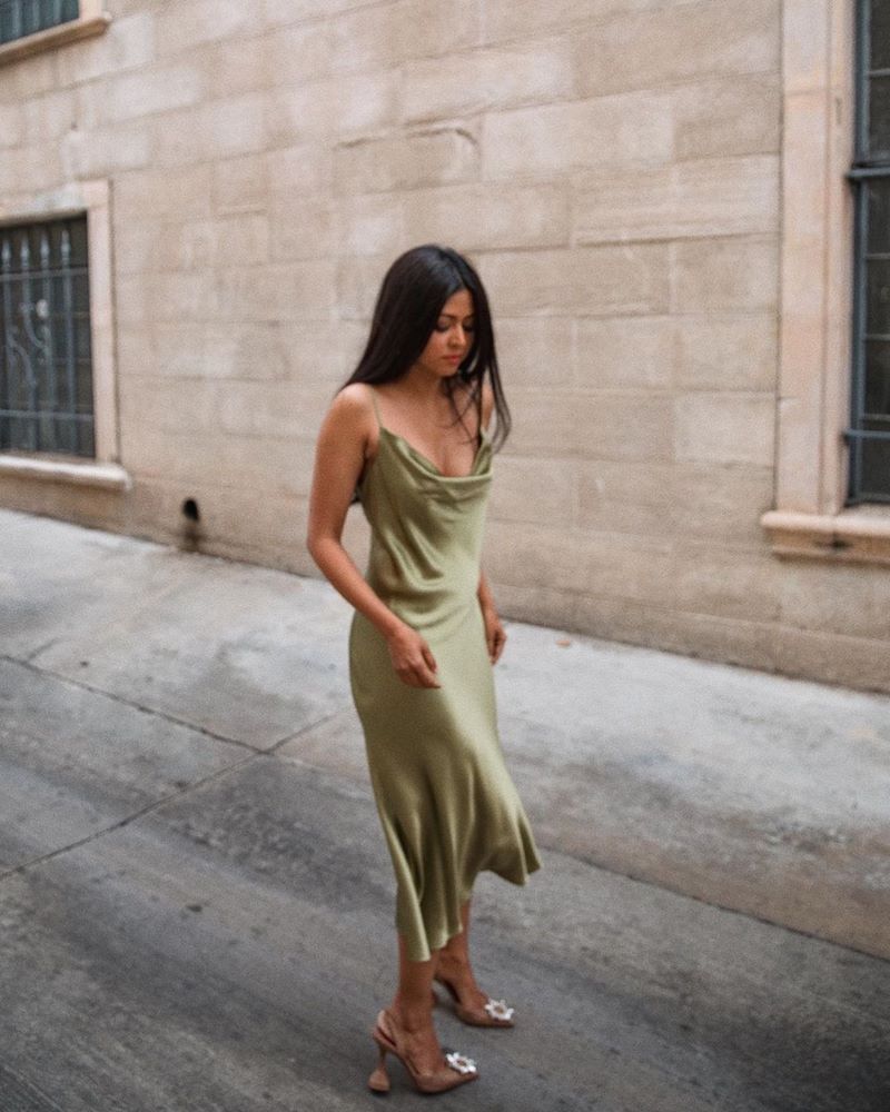 Abiti di raso affascinanti 2025-2026. I migliori nuovi abiti luccicanti e scintillanti