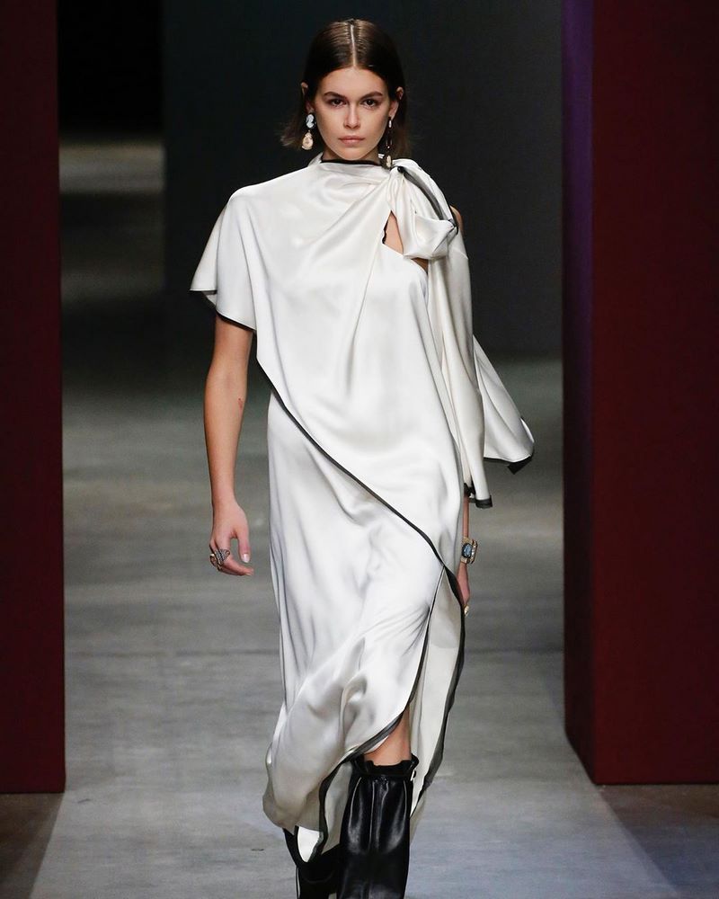 Abiti di raso affascinanti 2025-2026. I migliori nuovi abiti luccicanti e scintillanti