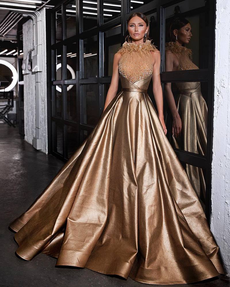 Abiti di raso affascinanti 2025-2026. I migliori nuovi abiti luccicanti e scintillanti