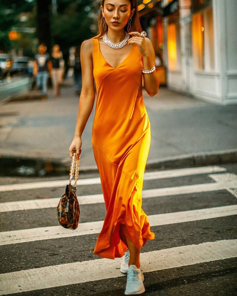 Abiti di raso affascinanti 2025-2026. I migliori nuovi abiti luccicanti e scintillanti