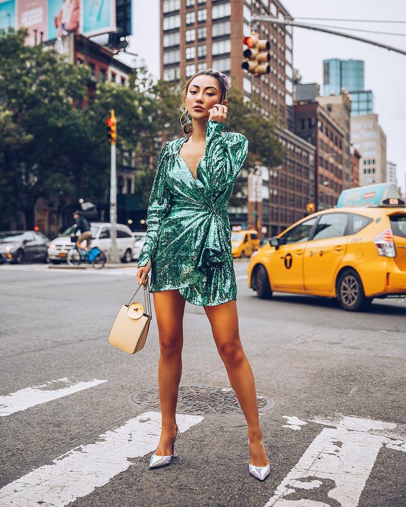 Abiti di raso affascinanti 2025-2026. I migliori nuovi abiti luccicanti e scintillanti