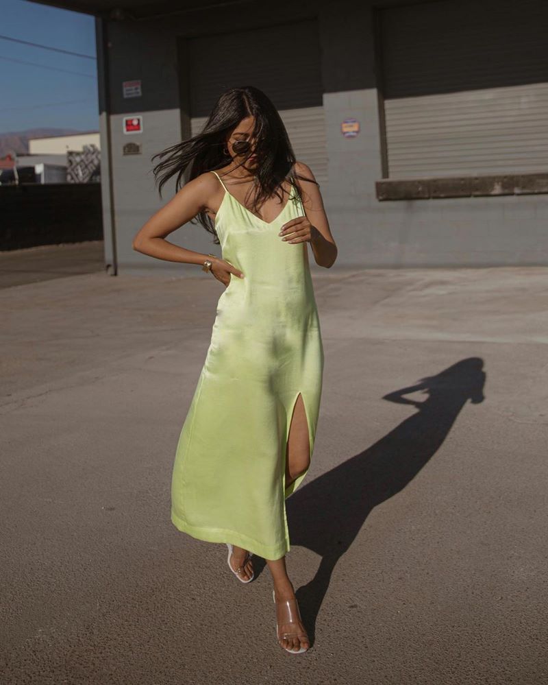 Abiti di raso affascinanti 2025-2026. I migliori nuovi abiti luccicanti e scintillanti