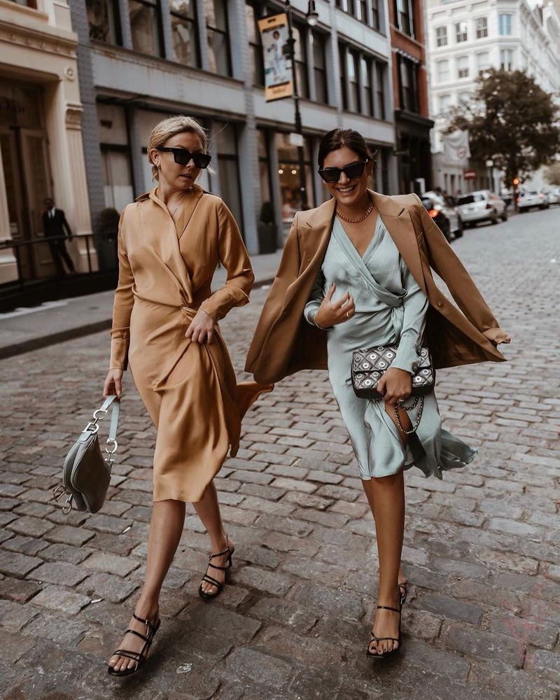 Abiti di raso affascinanti 2025-2026. I migliori nuovi abiti luccicanti e scintillanti