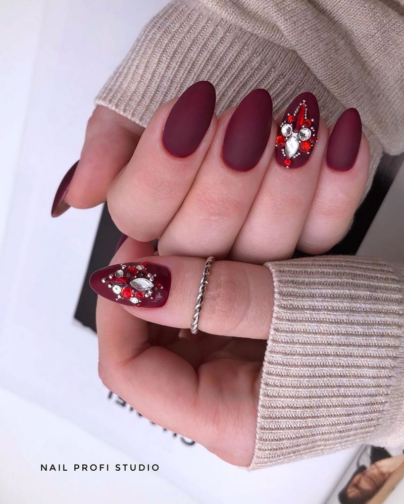 مانيكير بورجوندي الساحر 2025-2026 في الأساليب والأساليب الجديدة