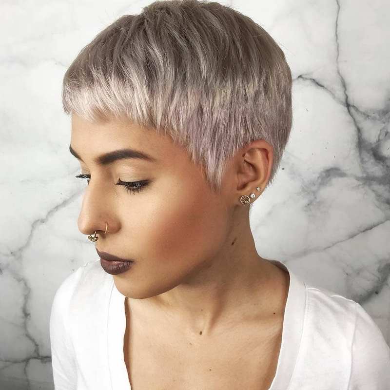 Coupes de cheveux courtes originales pour femmes 2025-2026: photos, idées de coupes courtes