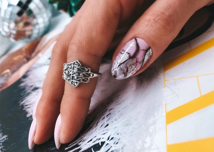 mramornyj-manikyur-novinki (2) Idées créatives pour la manucure en marbre 2025-2026: des nouveautés en matière de design