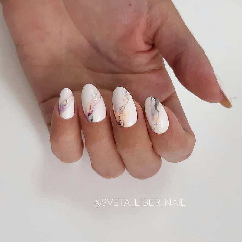 Idées créatives pour la manucure en marbre 2025-2026: des nouveautés en matière de design