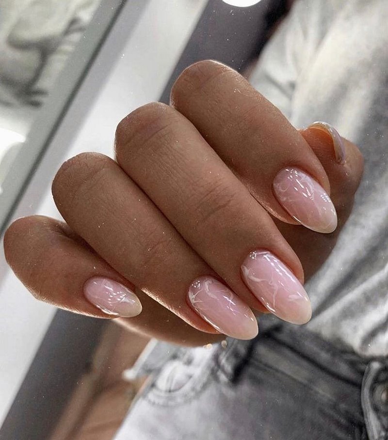 Idées créatives pour la manucure en marbre 2025-2026: des nouveautés en matière de design