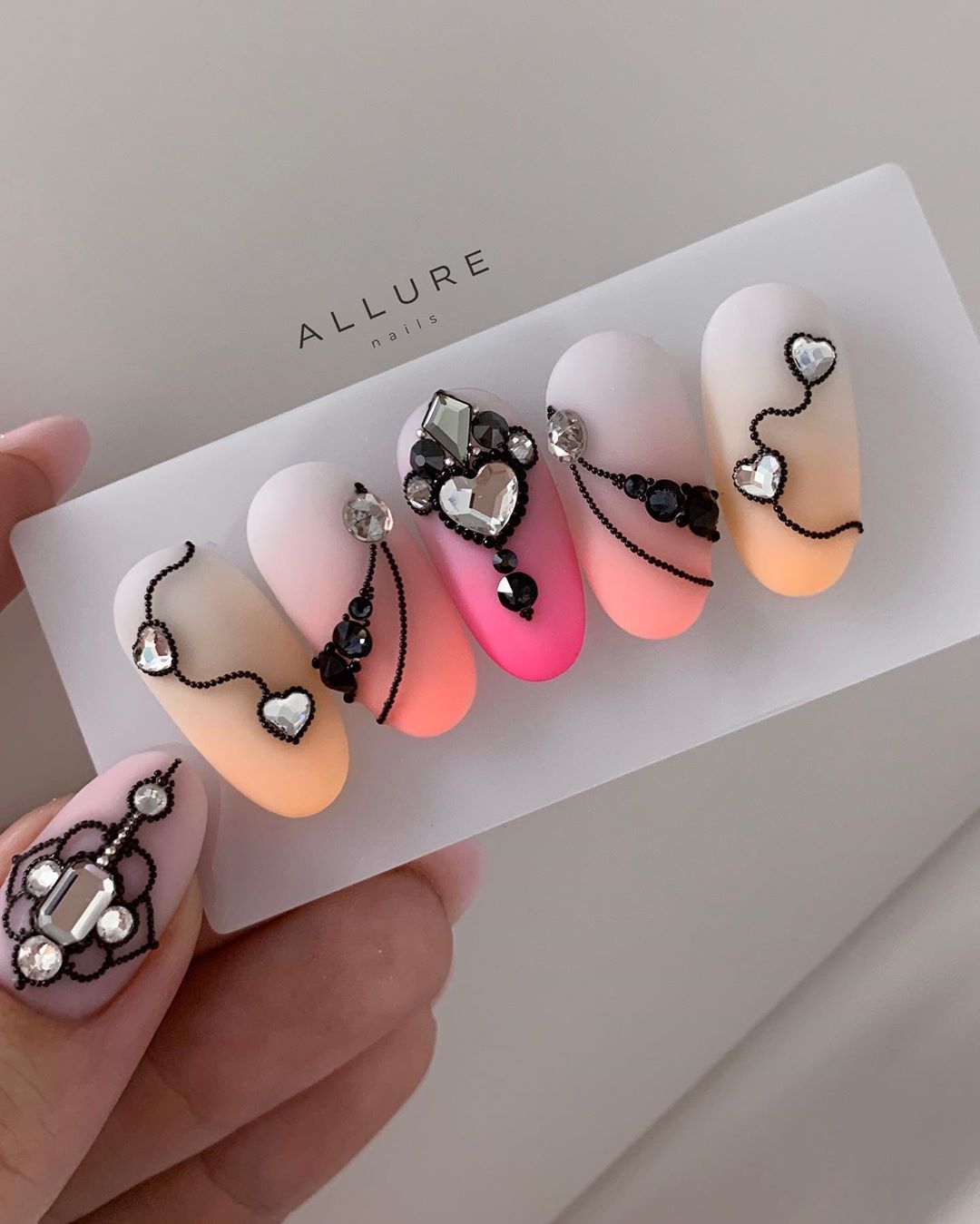 Les plus belles tendances de manucure de la saison 2025-2026: les meilleurs nouveaux produits, les meilleures idées de la photo