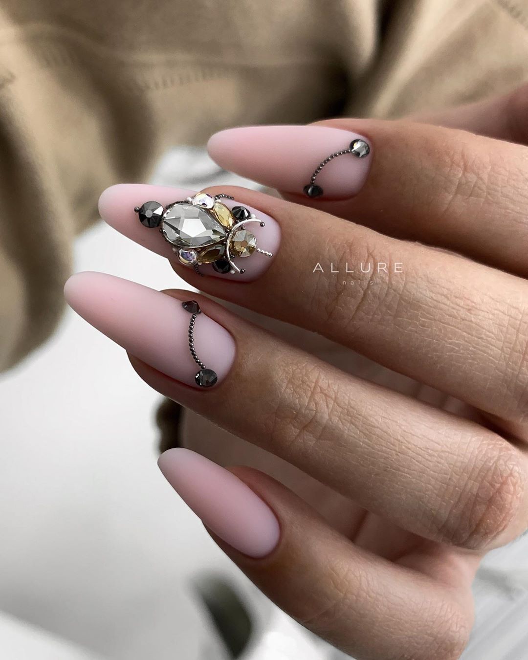 Les plus belles tendances de manucure de la saison 2025-2026: les meilleurs nouveaux produits, les meilleures idées de la photo