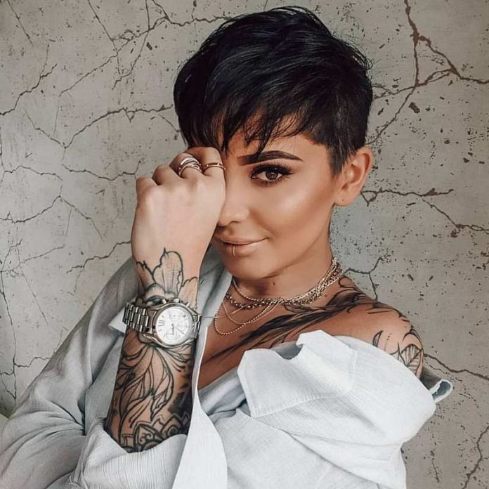 strizhki-na-korotkie-volosy (38) Coupes de cheveux courtes originales pour femmes 2025-2026: photos, idées de coupes courtes